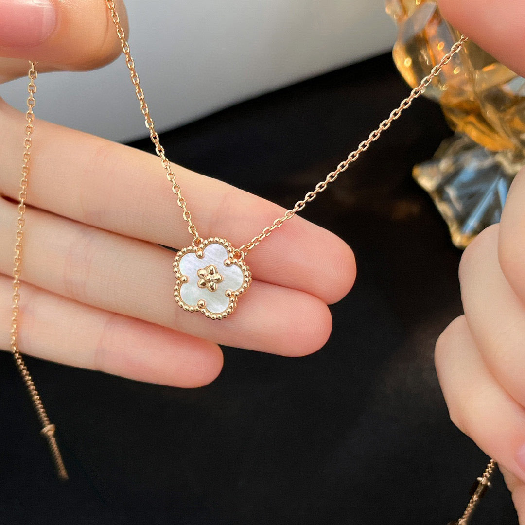 [Vicky]LUCKY  WHITE MOP  PLUM BLOSSOM NECKLACE