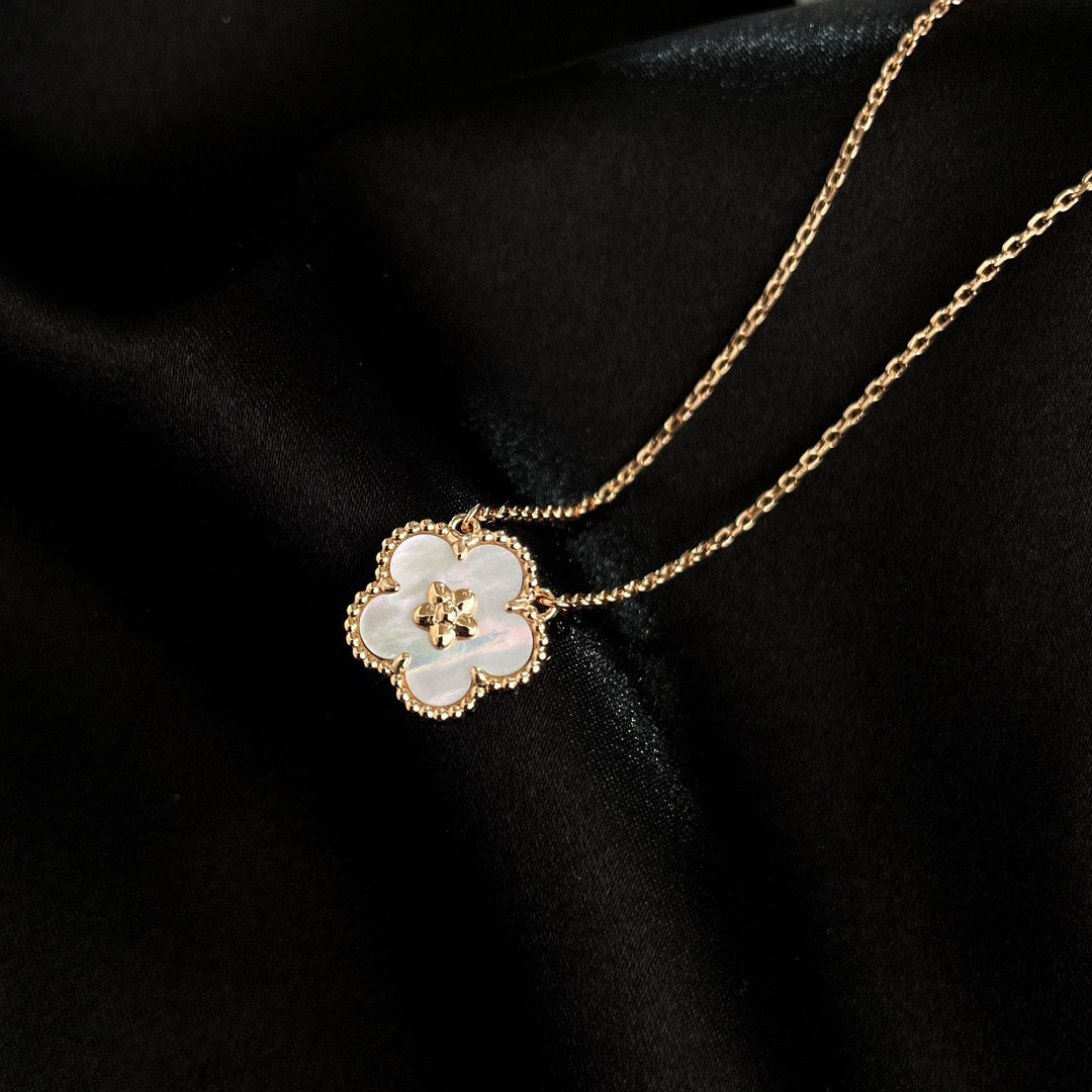 [Vicky]LUCKY  WHITE MOP  PLUM BLOSSOM NECKLACE