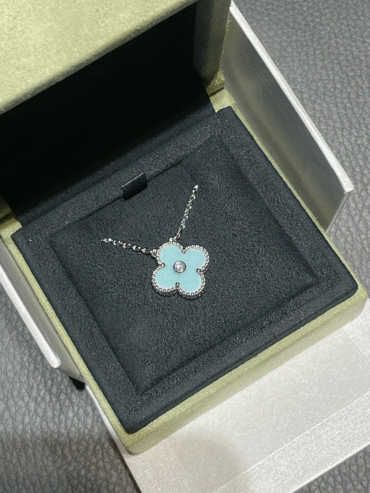 [Vicky]CLOVER 1 DIAMOND LIGHT BLUE SILVER NECKLACE