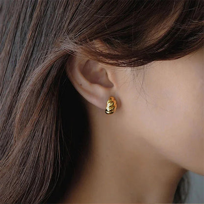 [Royal Vicky]Croissant Huggie Earrings