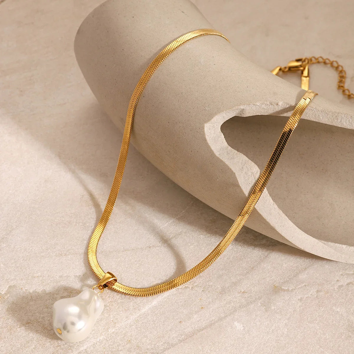 [Royal Vicky]Glorietta Herringbone Pearl Necklace