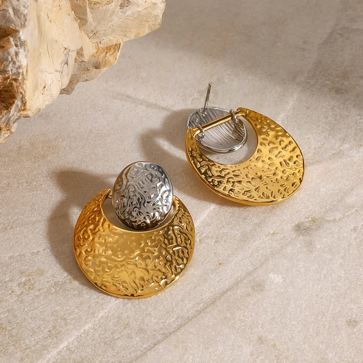 [Royal Vicky]Shelly Two Tone Crescent Earrings