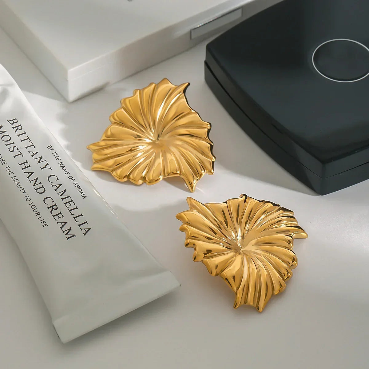 [Royal Vicky]Rafaela Sculpted Petal Gold Earrings