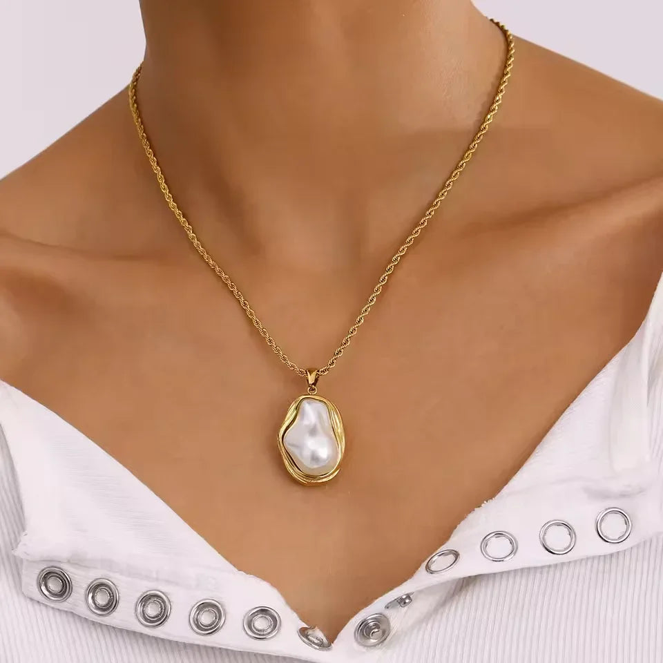 [Royal Vicky]Carly Mother Of Pearl Pendant