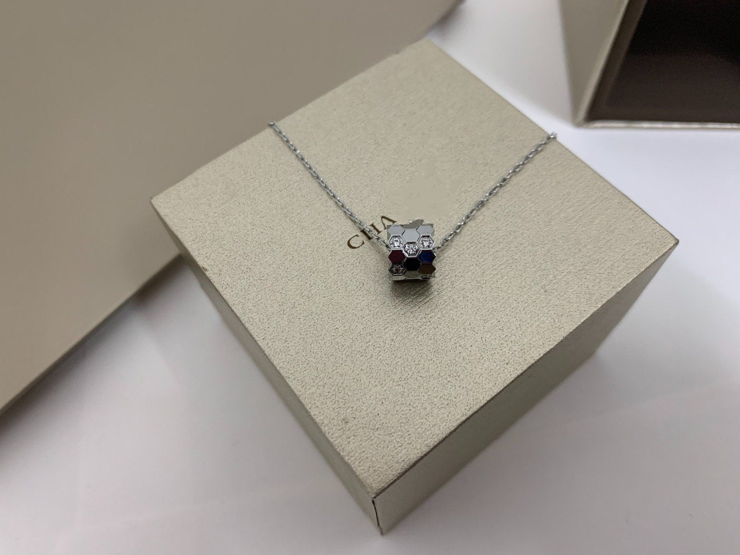 [Vicky]BEE LOVE DIAMOND NECKLACE