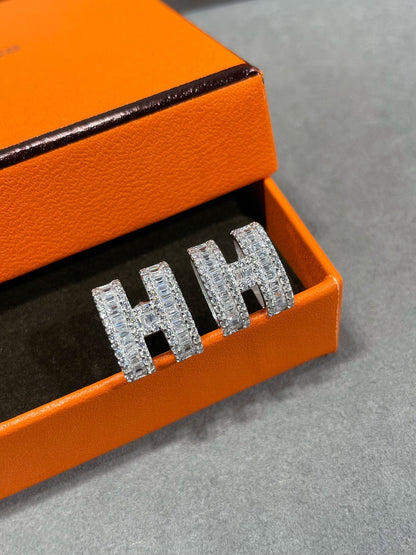 [Vicky]H STUD EARRINGS WITH SILVER DIAMONDS