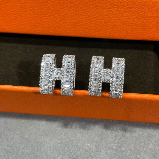 [Vicky]H STUD EARRINGS WITH SILVER DIAMONDS