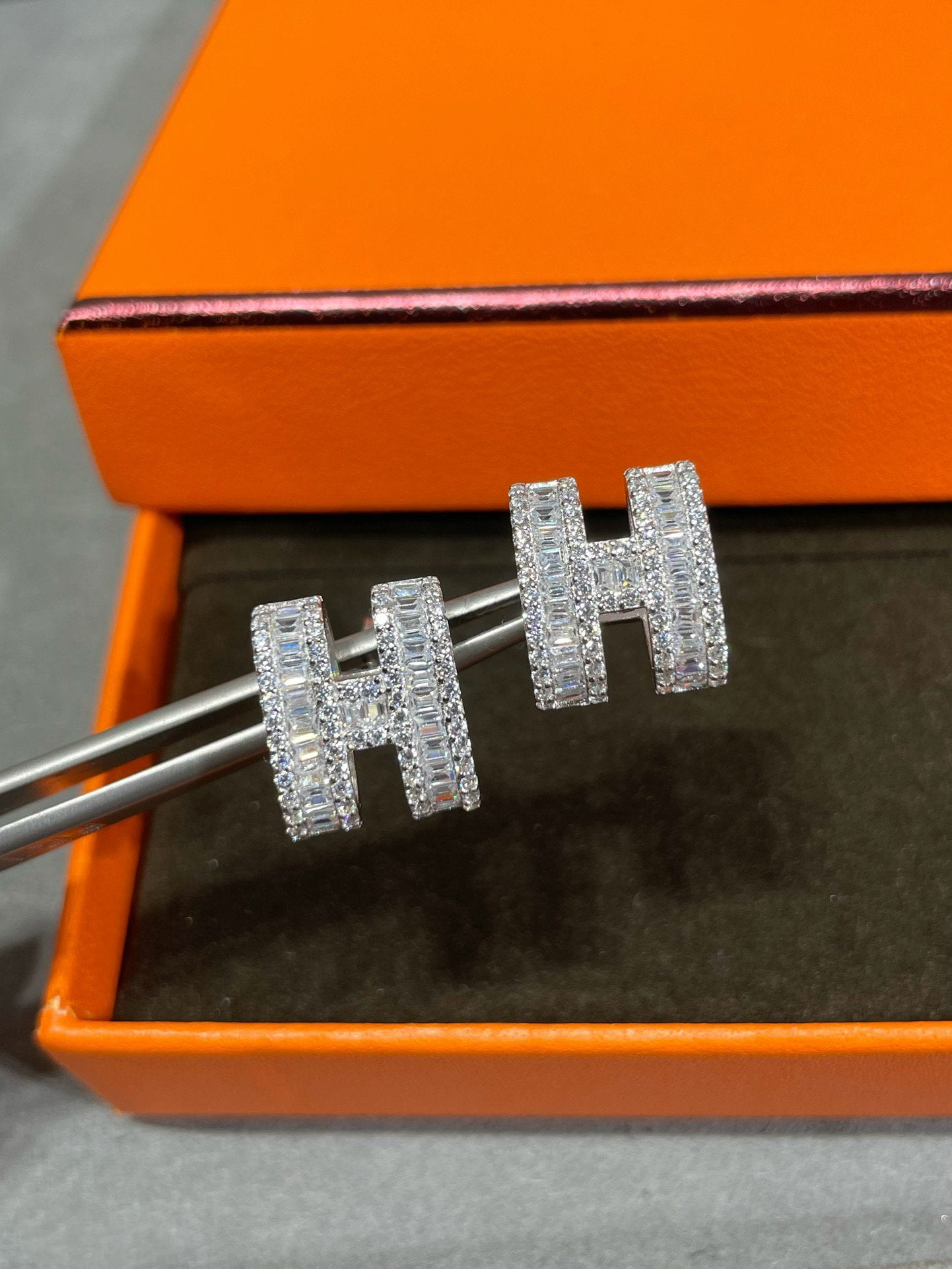 [Vicky]H STUD EARRINGS WITH SILVER DIAMONDS