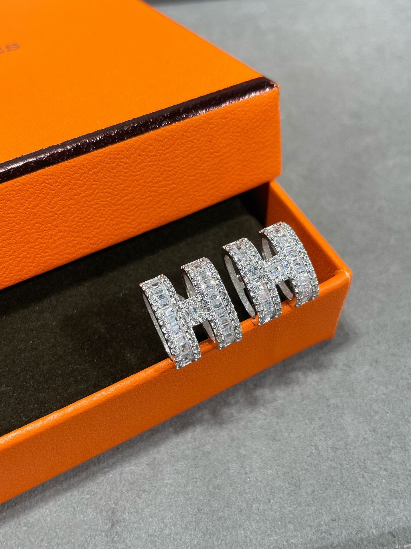 [Vicky]H STUD EARRINGS WITH SILVER DIAMONDS
