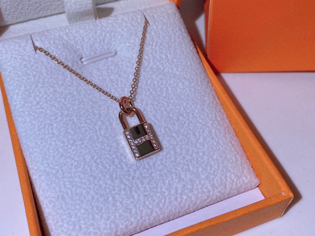 [Vicky]HM ADVANCED NICHE LOCK HEAD NECKLACE DIAMONDS