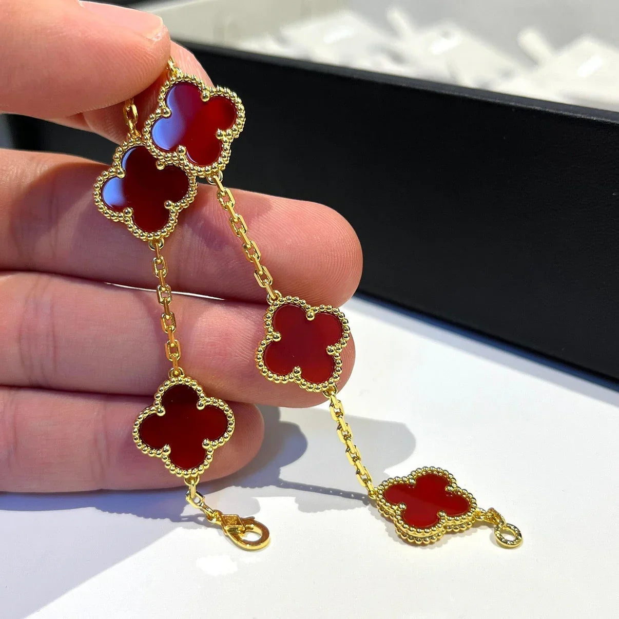[Vicky] CLOVER 5 MOTIF RED CORNELIAN BRACELET COLLECTION
