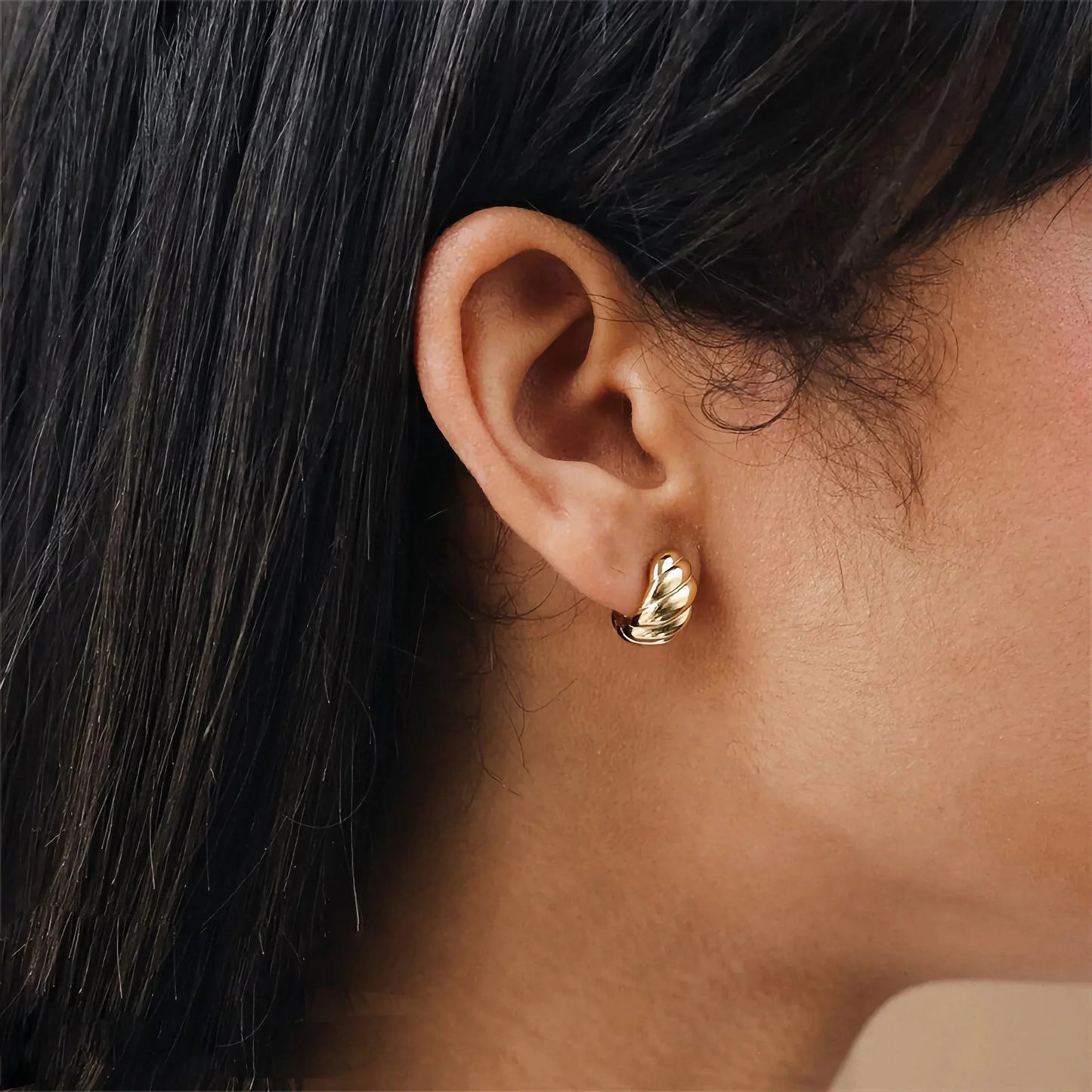 [Royal Vicky]Croissant Huggie Earrings