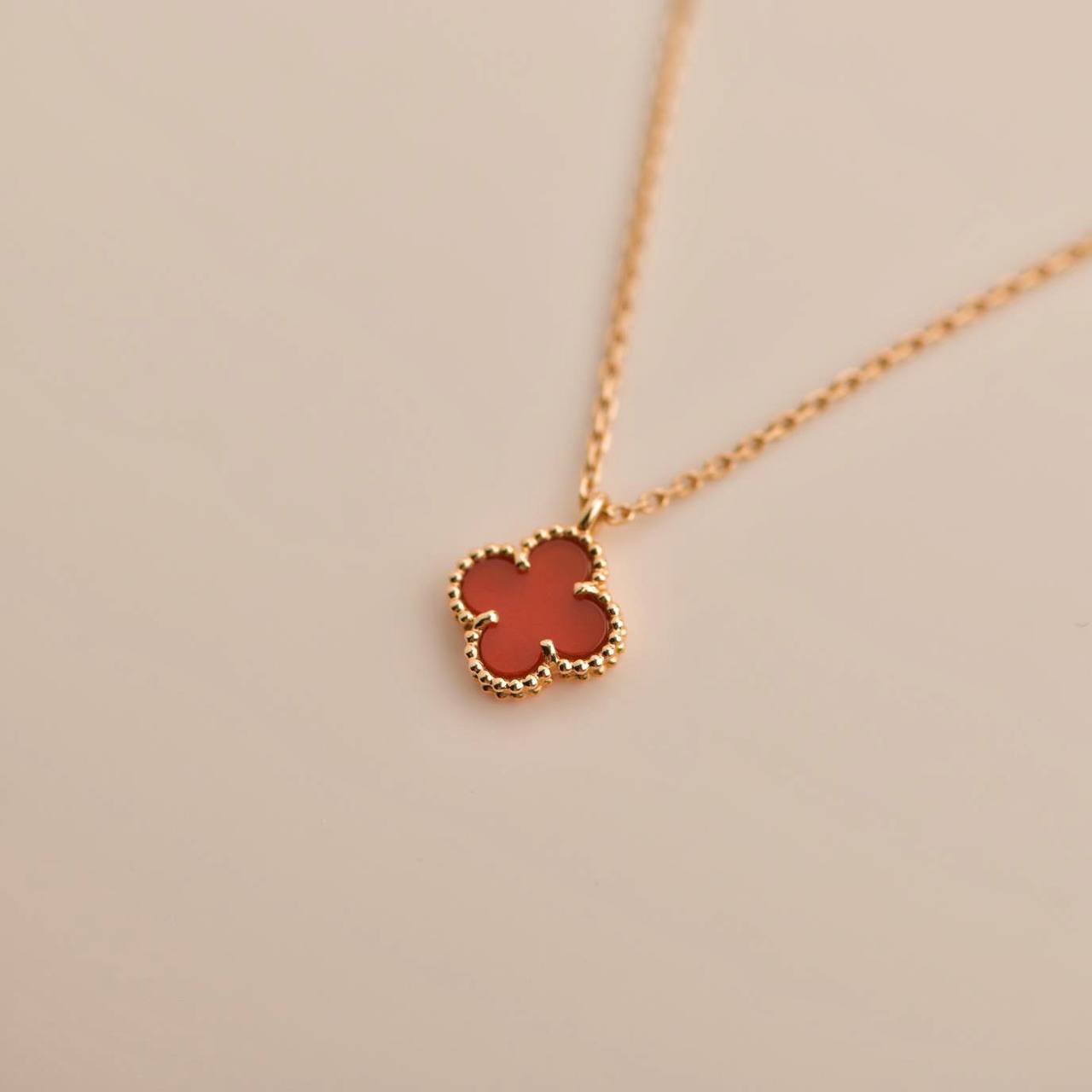 [Vicky]CLOVER MINI 9.5MM WHITE CARNELIANS NECKLACE