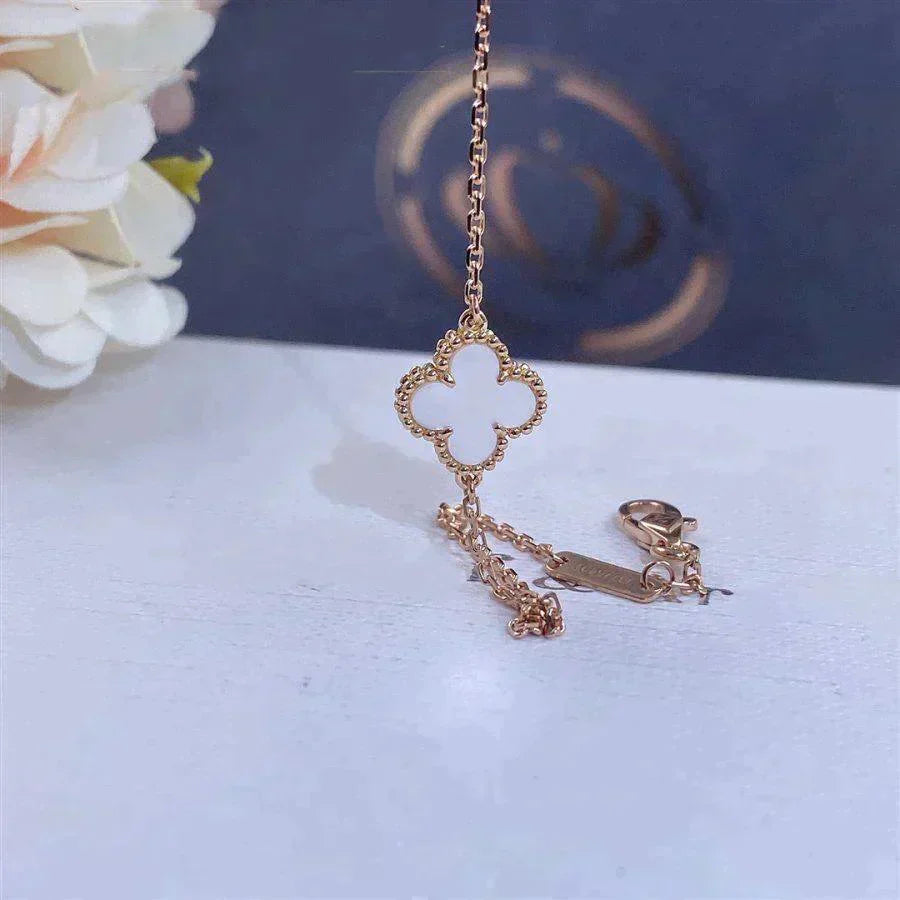 [Vicky]CLOVER WHITE MOP SINGLE FLOWER BRACELET